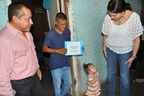 Visita presidenta del DIF Municipal a familias para brindarles apoyo médico