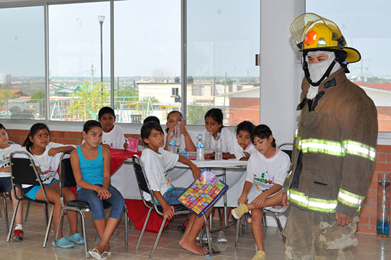 Visita primera dama Campamento de Verano en la colonia Los Montes