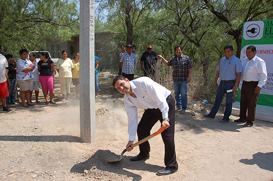 Arranca Antonio Nerio obra de electrificación en colonia Los Filtros