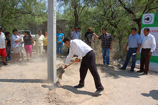 Arranca Antonio Nerio obra de electrificación en colonia Los Filtros