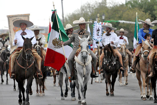 Encabeza presidente municipal magno Desfile Cívico