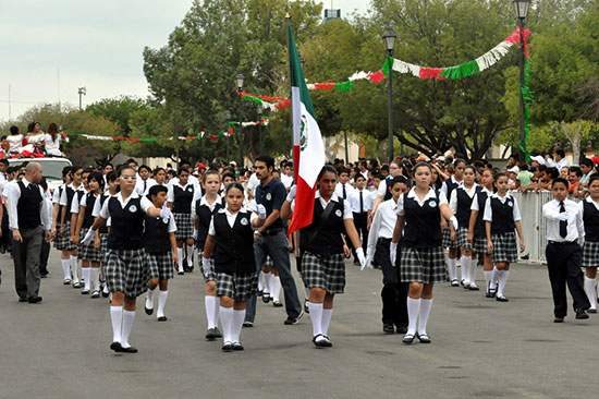 Encabeza presidente municipal magno Desfile Cívico