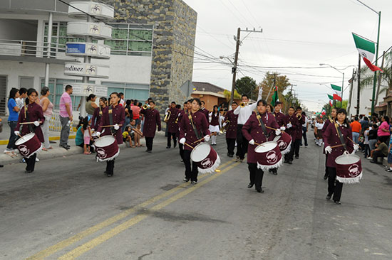 Encabeza presidente municipal magno Desfile Cívico