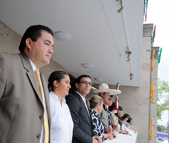 Encabeza presidente municipal magno Desfile Cívico