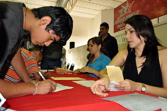 Entrega presidenta del DIF Municipal segundas becas a 600 estudiantes de todos los niveles