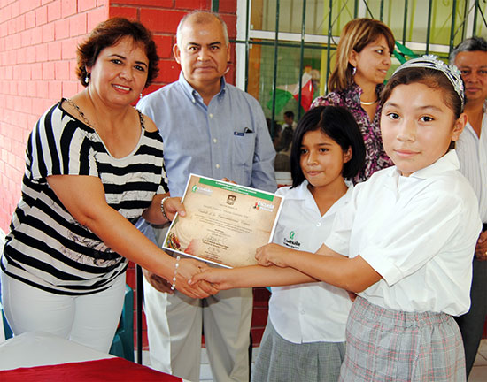 Entregaron reconocimiento a escuelas como custodios de ceremonias cívicas de la Independencia