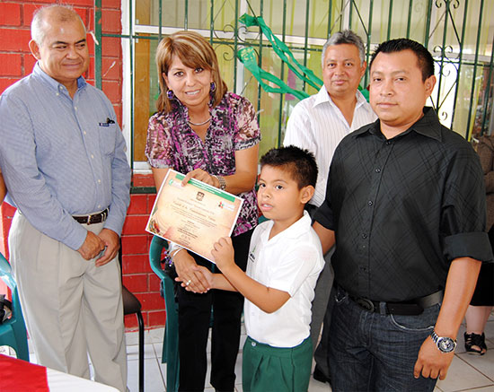 Entregaron reconocimiento a escuelas como custodios de ceremonias cívicas de la Independencia