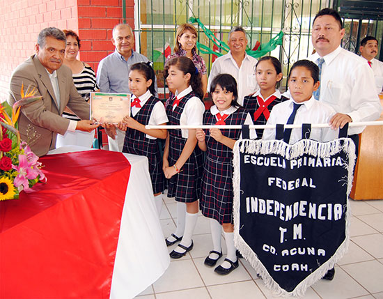 Entregaron reconocimiento a escuelas como custodios de ceremonias cívicas de la Independencia