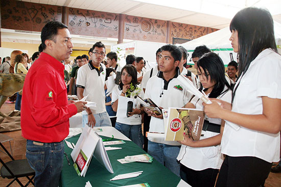 Miles de estudiantes de educación media participan en la Feria del Servicio  Social