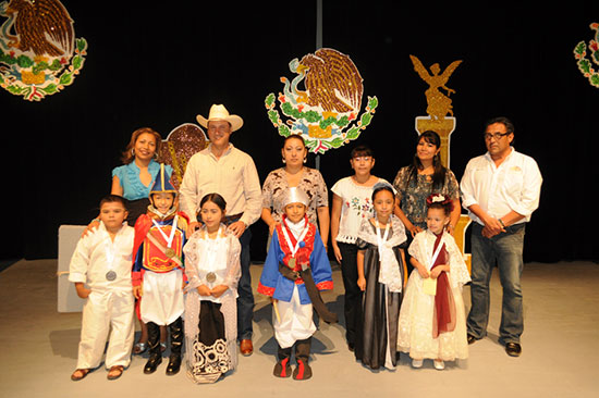 Premia alcalde a niños ganadores de concurso de caracterización de personajes de la Independencia