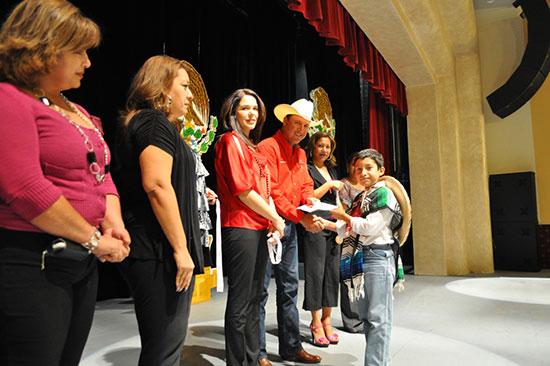 Premian alcalde y su esposa a ganadores de Concursos de Declamación y Oratoria