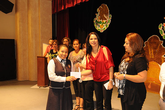 Premian alcalde y su esposa a ganadores de Concursos de Declamación y Oratoria