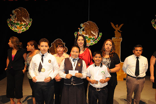 Premian alcalde y su esposa a ganadores de Concursos de Declamación y Oratoria