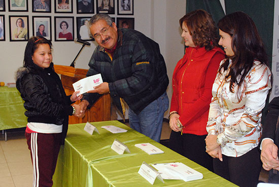 Entrega Carolina Viggiano becas Propadetium en Acuña