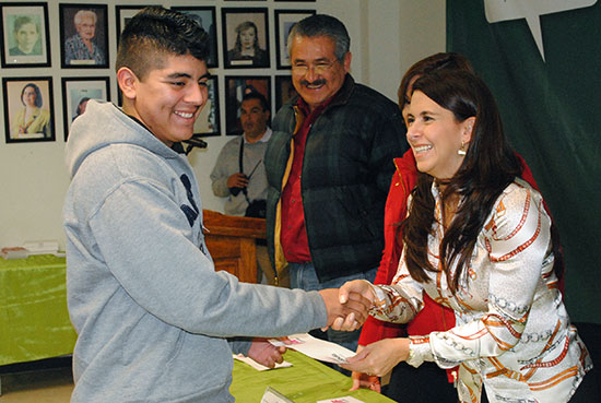 Entrega Carolina Viggiano becas Propadetium en Acuña