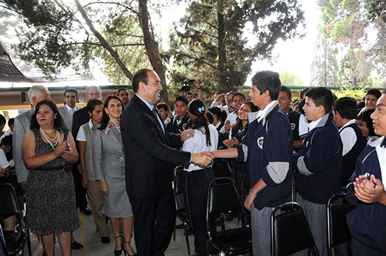 Convive gobernador con jóvenes de la Secundaria Número 11 al poner en marcha Programa Escolar Preventivo 2012-2015