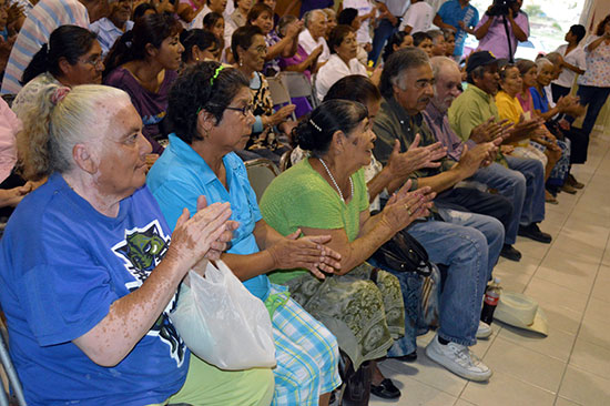 Entrega el alcalde Alberto Aguirre Villarreal beca económica a adultos mayores