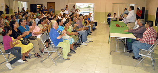 Entrega el alcalde Alberto Aguirre Villarreal beca económica a adultos mayores