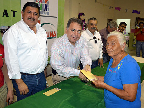 Entrega el alcalde Alberto Aguirre Villarreal beca económica a adultos mayores