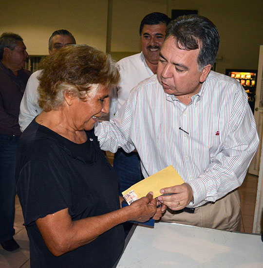 Entrega el alcalde Alberto Aguirre Villarreal beca económica a adultos mayores