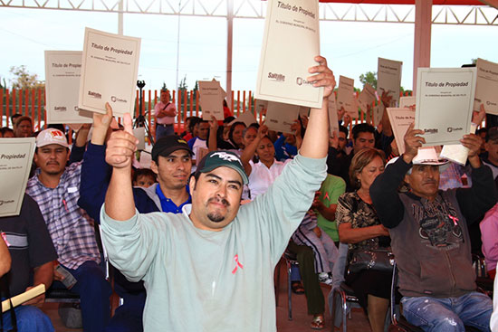 Entrega Jericó escrituras a 104 familias de Saltillo