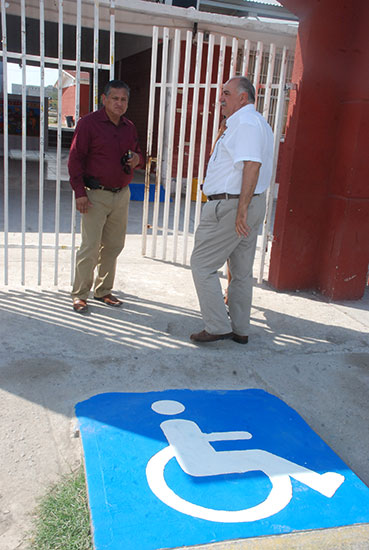 Entrega Melchor Sánchez pintura a la primaria "Libertad"