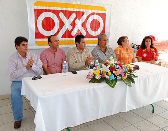 Entrega Oxxo a Cruz Roja Acuña 226 mil pesos del redondeo