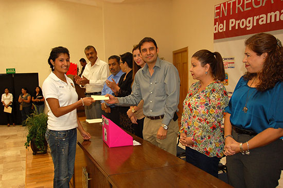 Entregan becas a estudiantes de preparatorias EMSAD y EBURR