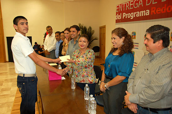 Entregan becas a estudiantes de preparatorias EMSAD y EBURR