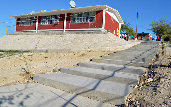 Entregaron escalinata y módulos sanitarios a la primaria “Club Rotario”