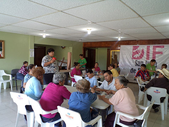 Inicia curso de cartonería en DIF Rosita