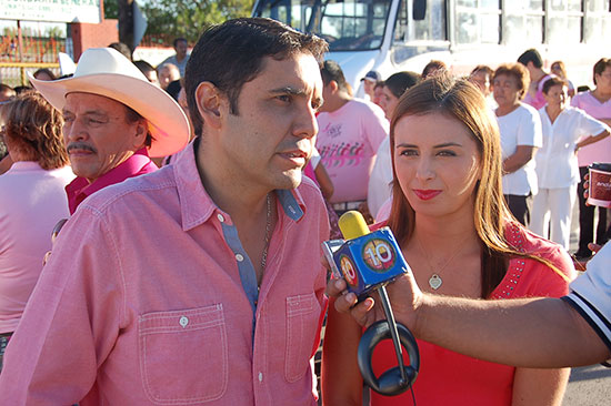 Marchan Antonio y Anateresa Nerio contra el cáncer de mama