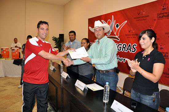 Premia alcalde Oscar López a ganadores de Torneo Interbarrios 2012