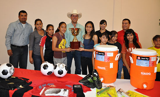 Premia alcalde Oscar López a ganadores de Torneo Interbarrios 2012