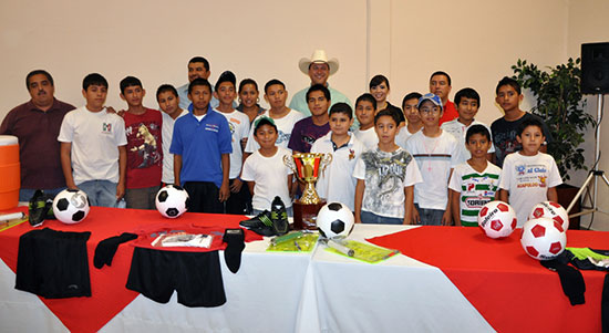 Premia alcalde Oscar López a ganadores de Torneo Interbarrios 2012