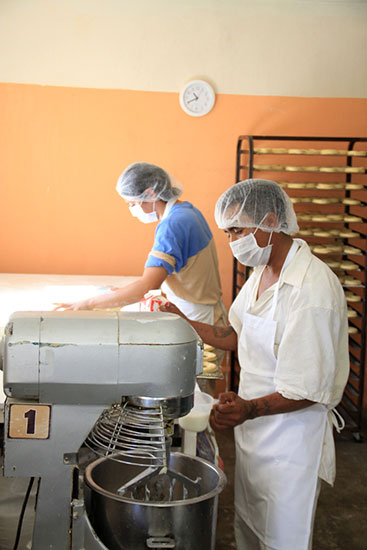 Preparan el pan de muerto más grande de Saltillo