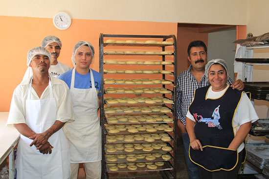 Preparan el pan de muerto más grande de Saltillo