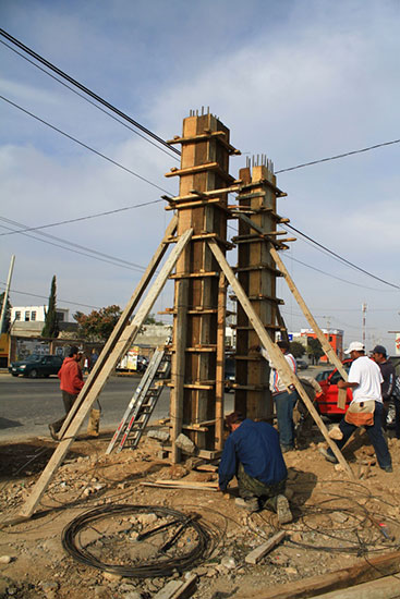 Avanzan obras de puente peatonal en “La Morita”