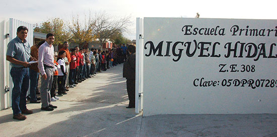 Entrega Antonio Nerio obra a escuela Miguel Hidalgo