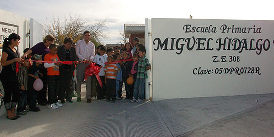 Entrega Antonio Nerio obra a escuela Miguel Hidalgo