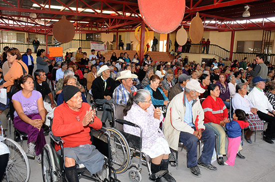 Entregan becas a 115 adultos mayores