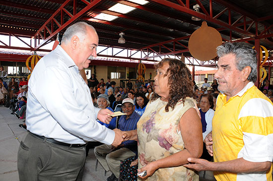 Entregan becas a 115 adultos mayores