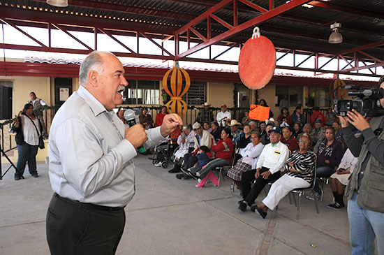 Entregan becas a 115 adultos mayores