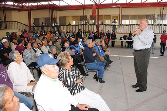 Entregan becas a 115 adultos mayores