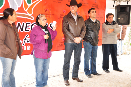 Extienden líneas de agua en el ejido “Piedras Negras”