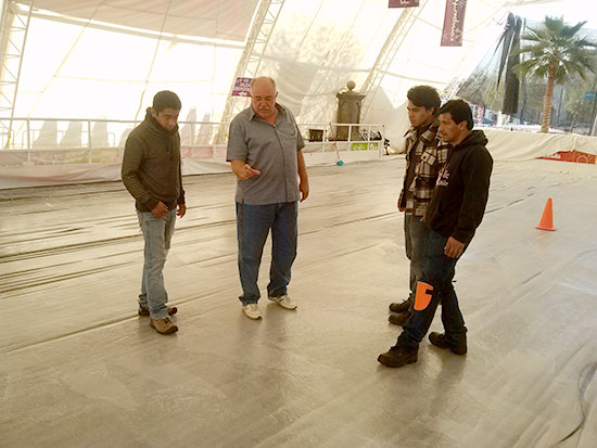 Recorre Melchor Sánchez pista de patinaje sobre hielo