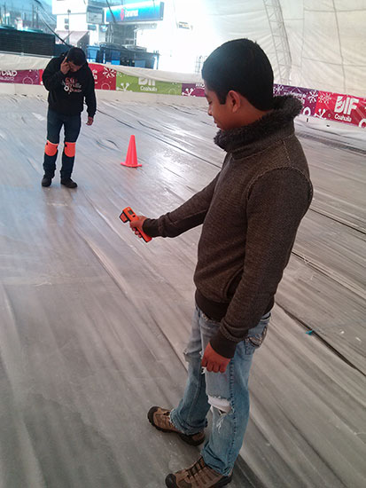 Recorre Melchor Sánchez pista de patinaje sobre hielo