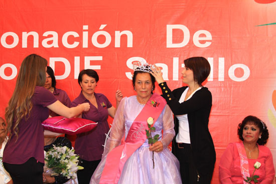 Corona Bertha de Abramo a la nueva reina de los grupos de adultos mayores 