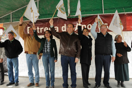 En los primeros 100 días del Gobierno de Todos, se entregaron 134 tractores a productores del campo 