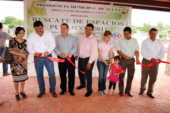 ENTREGA EL ALCALDE ALBERTO AGUIRRE VILLARREAL PLAZA PÚBLICA EN LA COLONIA 10 DE MAYO